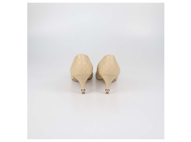 Chanel Beige/Black Pumps aus gestepptem Leder mit CC-Kappe - Ansicht 5