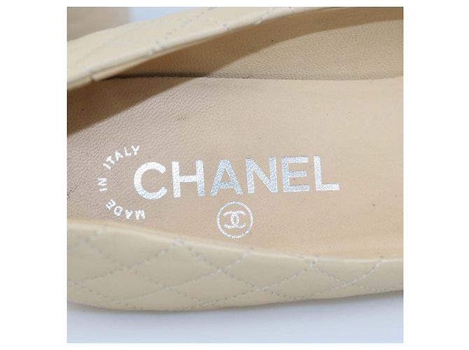 Chanel Beige/Black Pumps aus gestepptem Leder mit CC-Kappe - Ansicht 6