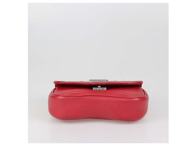 Bolsa Louis Vuitton New Wave Chain PM em couro vermelho - vista 4