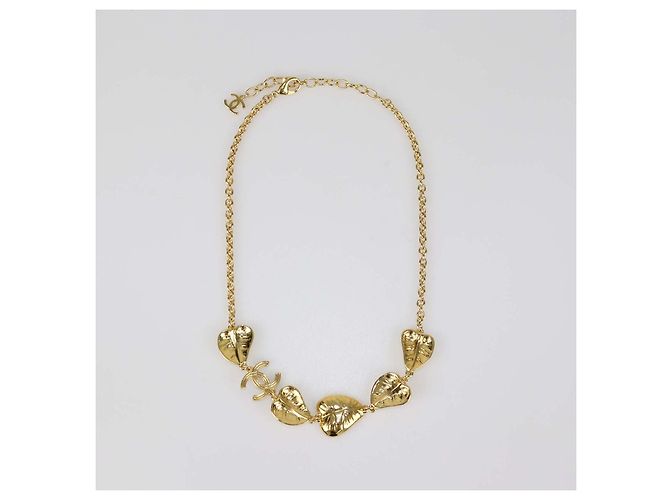 Collana Chanel in metallo dorato e resina nera con cuori e logo CC D'oro - vista 2