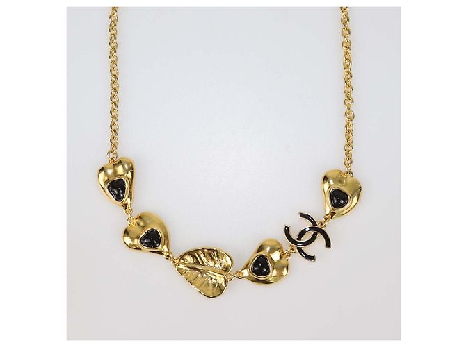 Collana Chanel in metallo dorato e resina nera con cuori e logo CC D'oro - vista 3