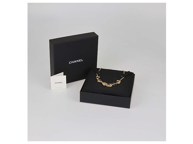 Collana Chanel in metallo dorato e resina nera con cuori e logo CC D'oro - vista 6