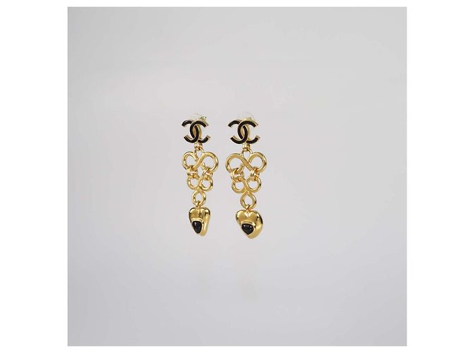 Orecchini a goccia Chanel in metallo dorato, resina nera, cuori e logo CC D'oro - vista 2