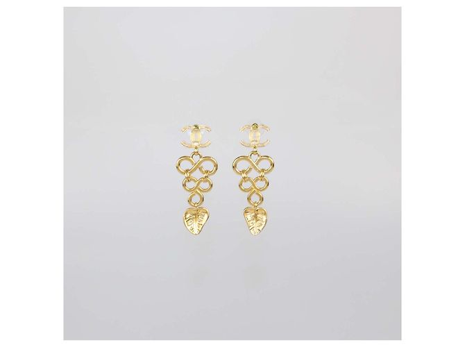 Orecchini a goccia Chanel in metallo dorato, resina nera, cuori e logo CC D'oro - vista 3