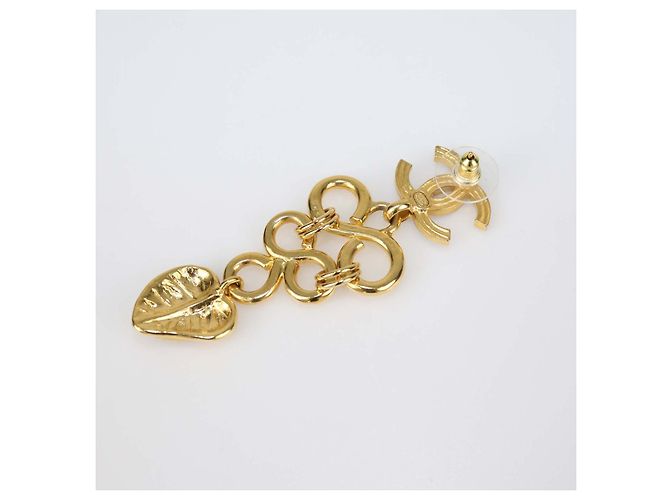 Orecchini a goccia Chanel in metallo dorato, resina nera, cuori e logo CC D'oro - vista 5