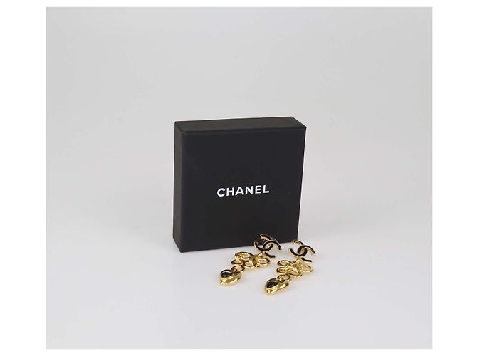 Orecchini a goccia Chanel in metallo dorato, resina nera, cuori e logo CC D'oro - vista 6