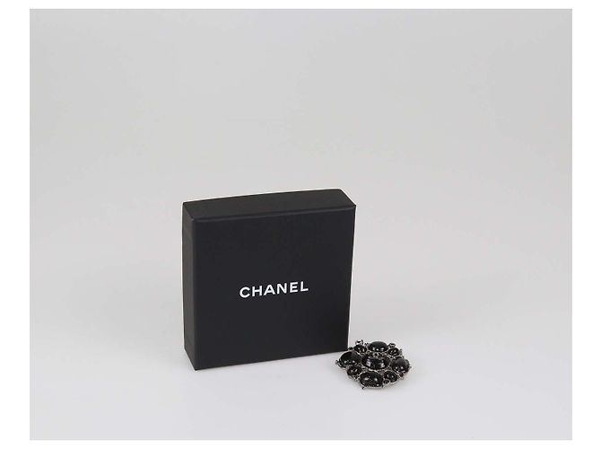 Spilla Chanel in Gripoix metallico nero e cristalli - vista 5