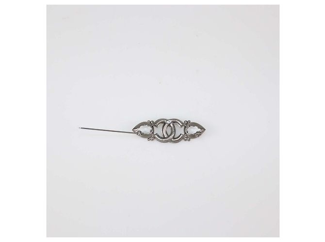 Spilla Chanel logo CC in metallo tono argento e cristalli - vista 3