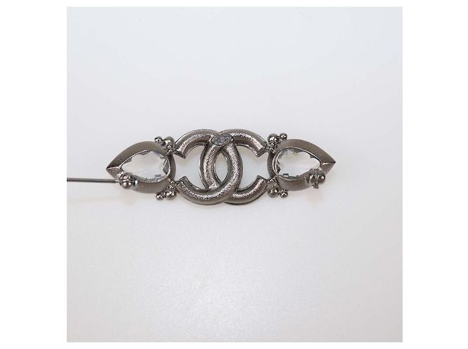 Spilla Chanel logo CC in metallo tono argento e cristalli - vista 4