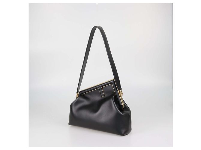 Fendi First Schultertasche Medium aus schwarzem Leder - Ansicht 2