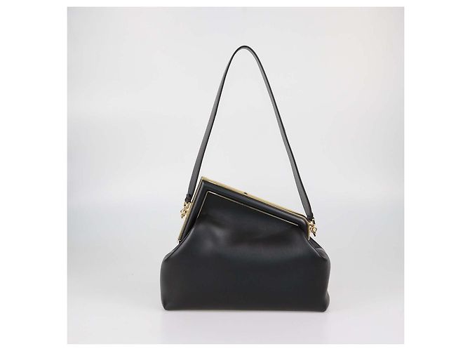 Fendi First Schultertasche Medium aus schwarzem Leder - Ansicht 3