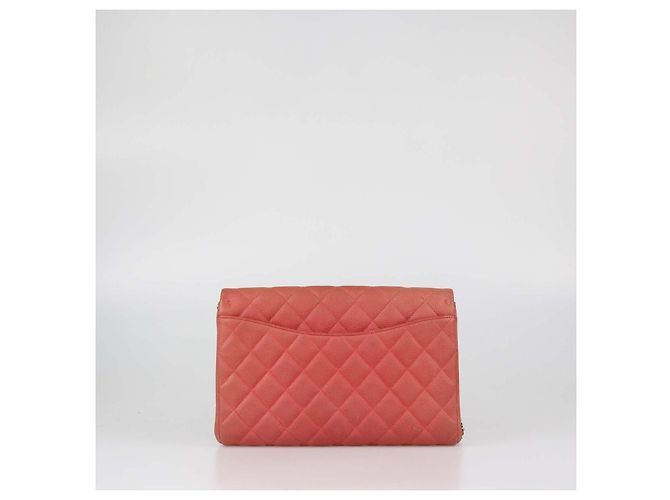 Chanel Clutch On Chain Classic Flap in pelle caviar matelassé rossa Rosa - vista 3
