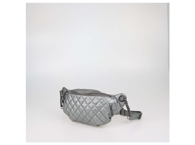 Chanel Banane Gürteltasche aus gestepptem Leder in Metallic-Grau - Ansicht 2