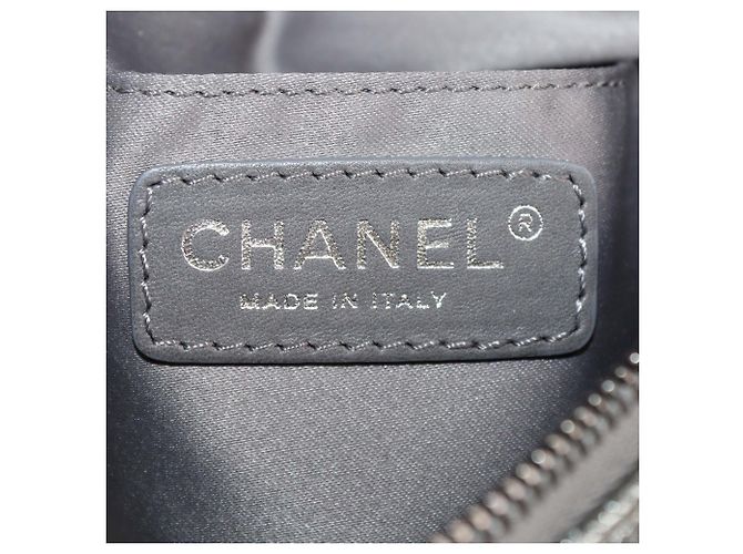 Chanel Banane Gürteltasche aus gestepptem Leder in Metallic-Grau - Ansicht 5