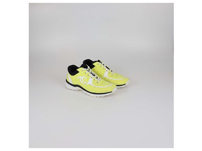 Sneakers basse Chanel in nylon giallo/bianco CC - vista 2