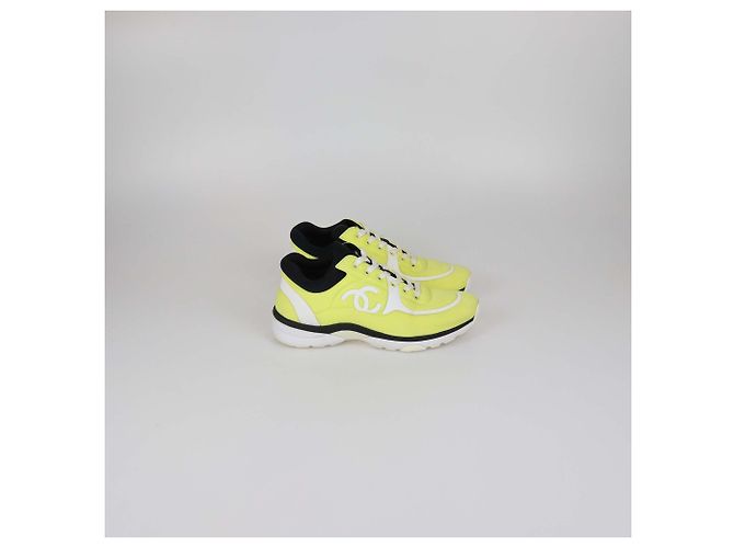 Sneakers basse Chanel in nylon giallo/bianco CC - vista 3