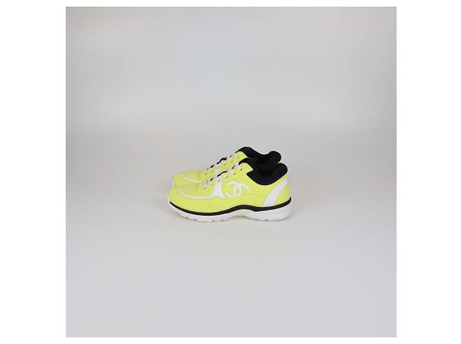 Sneakers basse Chanel in nylon giallo/bianco CC - vista 4