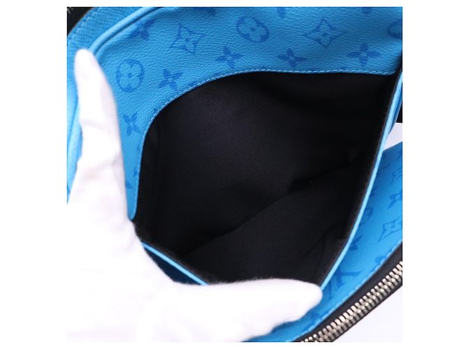 Borsa Louis Vuitton Taigarama Trio Messenger Blu - vista 16