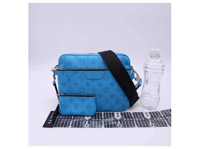 Borsa Louis Vuitton Taigarama Trio Messenger Blu - vista 3