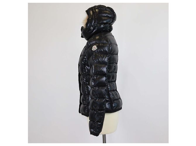 Casaco Moncler de nylon preto acolchoado com capuz com acabamento em pele - vista 2