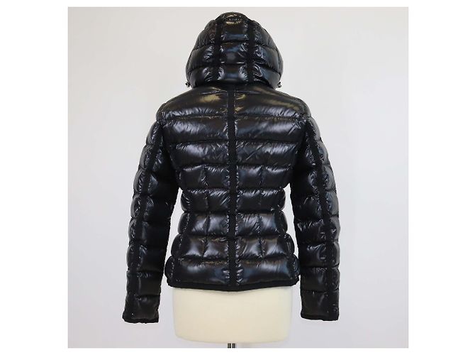Casaco Moncler de nylon preto acolchoado com capuz com acabamento em pele - vista 3