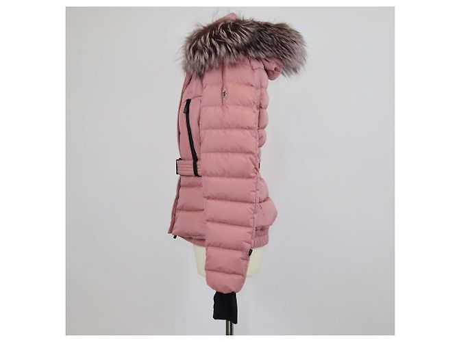 Casaco Moncler de nylon rosa acolchoado com capuz, cinto e acabamento em pele - vista 2