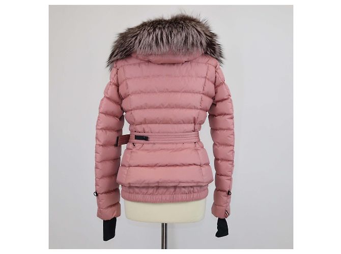 Casaco Moncler de nylon rosa acolchoado com capuz, cinto e acabamento em pele - vista 3
