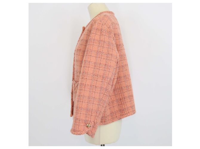 Chaqueta Chanel de tweed melocotón con detalles de botones CC - vista 2