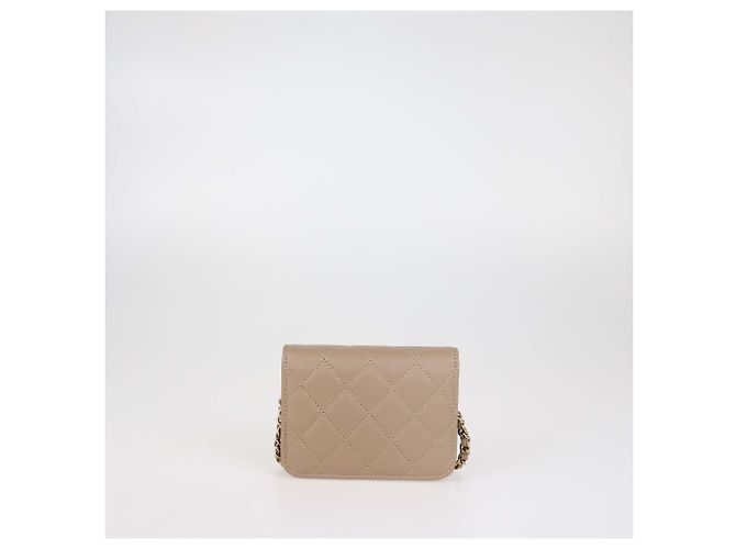 Tarjetero con cadena Chanel de piel caviar acolchada beige - vista 3