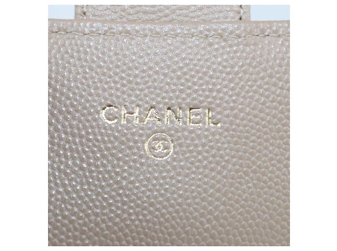 Tarjetero con cadena Chanel de piel caviar acolchada beige - vista 6