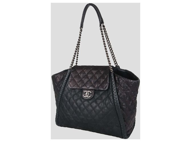 Borsa a tracolla Chanel in pelle matelassé nera con patta CC e borchie Nero - vista 2