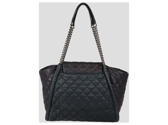 Borsa a tracolla Chanel in pelle matelassé nera con patta CC e borchie Nero - vista 3