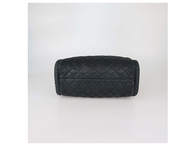 Borsa a tracolla Chanel in pelle matelassé nera con patta CC e borchie Nero - vista 4