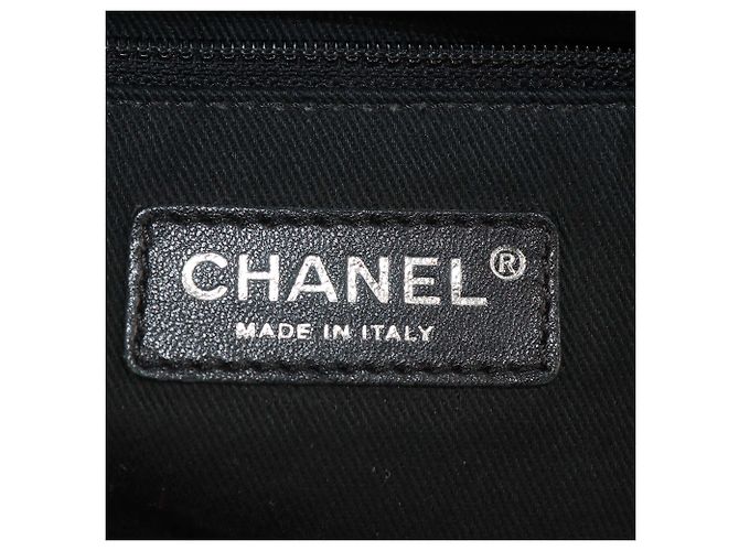 Borsa a tracolla Chanel in pelle matelassé nera con patta CC e borchie Nero - vista 5