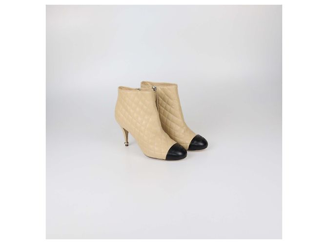 Botines Chanel de piel acolchada Beige/Black con puntera CC Cap Toe Negro - vista 2