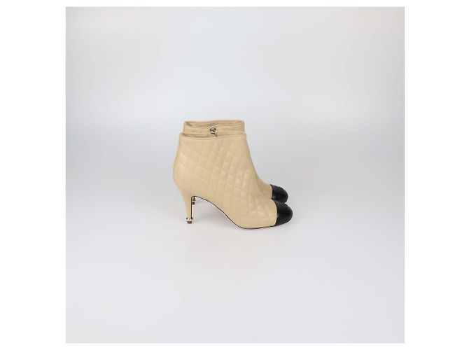 Botines Chanel de piel acolchada Beige/Black con puntera CC Cap Toe Negro - vista 3