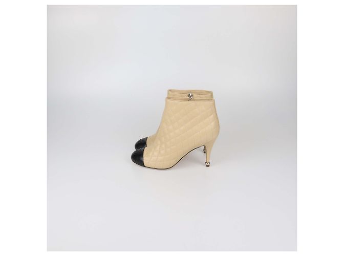 Botines Chanel de piel acolchada Beige/Black con puntera CC Cap Toe Negro - vista 4