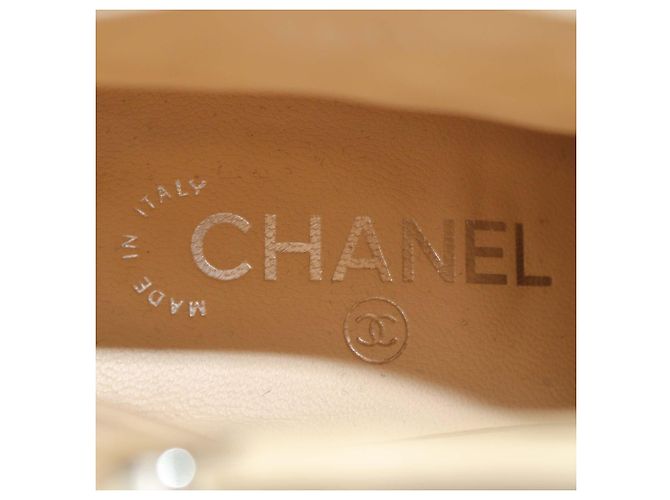 Botines Chanel de piel acolchada Beige/Black con puntera CC Cap Toe Negro - vista 6