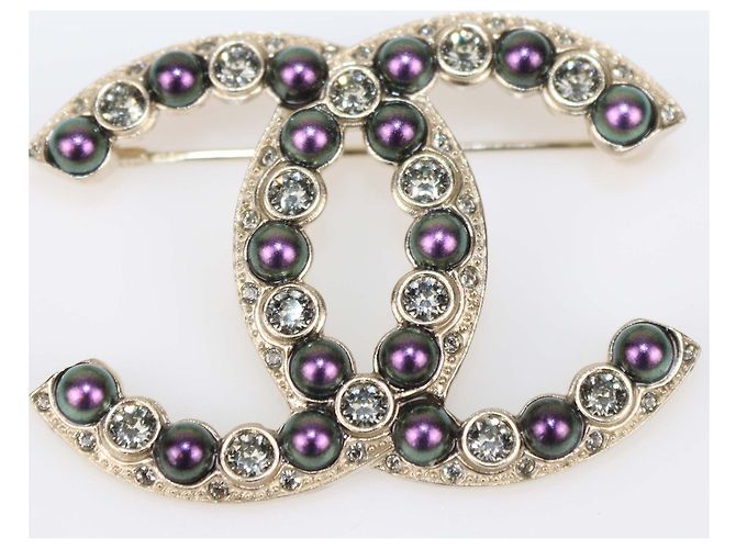Spilla Chanel in metallo tono oro pallido, CC, perle finte e cristalli - vista 2