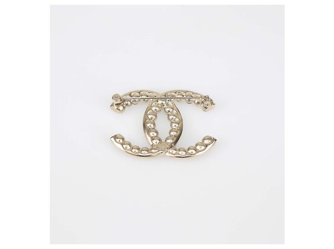 Spilla Chanel in metallo tono oro pallido, CC, perle finte e cristalli - vista 3