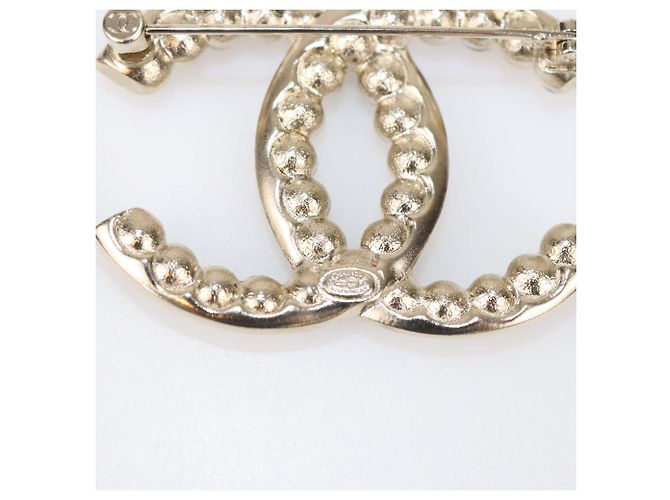 Spilla Chanel in metallo tono oro pallido, CC, perle finte e cristalli - vista 4