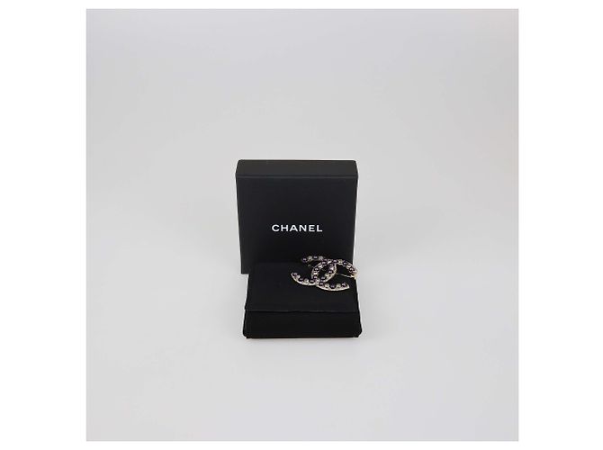 Spilla Chanel in metallo tono oro pallido, CC, perle finte e cristalli - vista 6