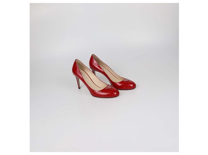 Prada Pumps mit runder Kappe aus rotem Lackleder und Plakette - Ansicht 2