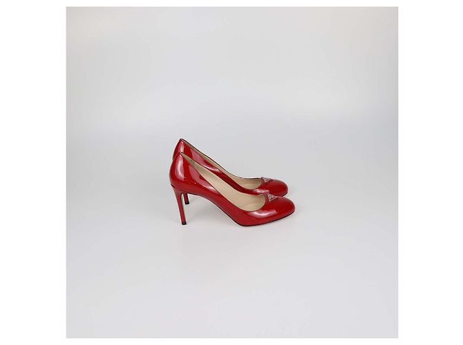 Prada Pumps mit runder Kappe aus rotem Lackleder und Plakette - Ansicht 3