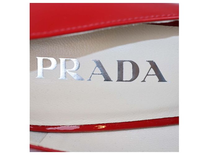 Prada Pumps mit runder Kappe aus rotem Lackleder und Plakette - Ansicht 6