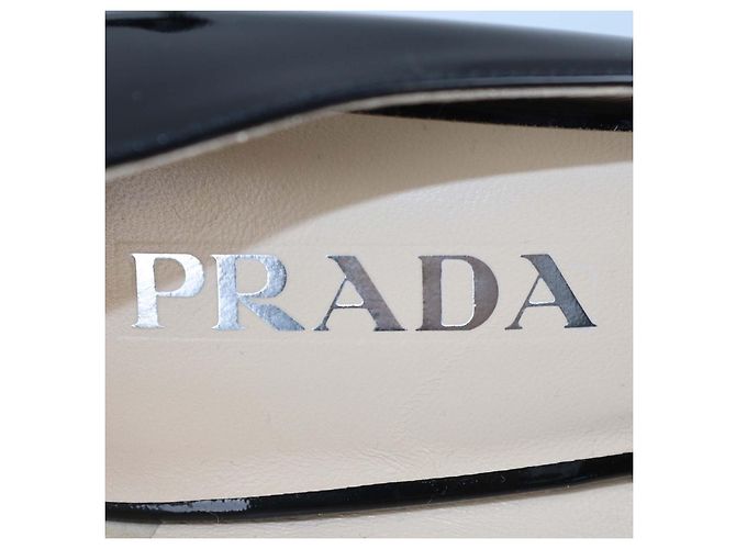 Prada Pumps mit runder Kappe aus schwarzem Lackleder mit Plakette - Ansicht 6