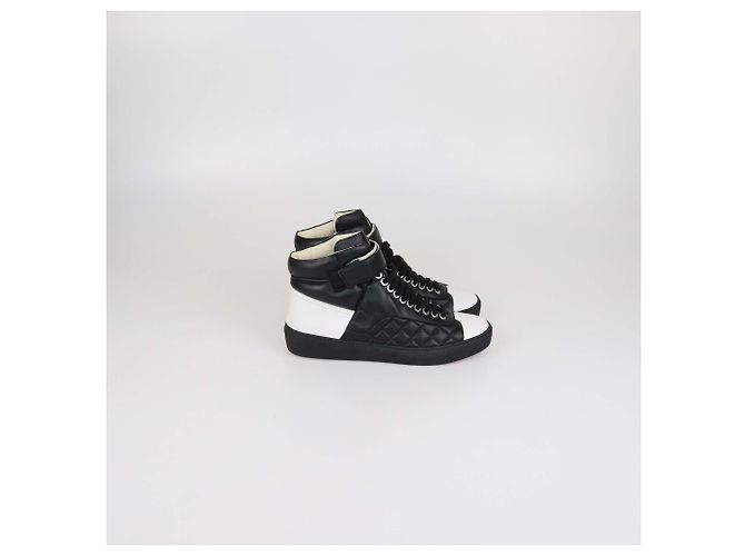 Chanel High Top Sneaker aus gestepptem Leder CC Schwarz/Weiß - Ansicht 3