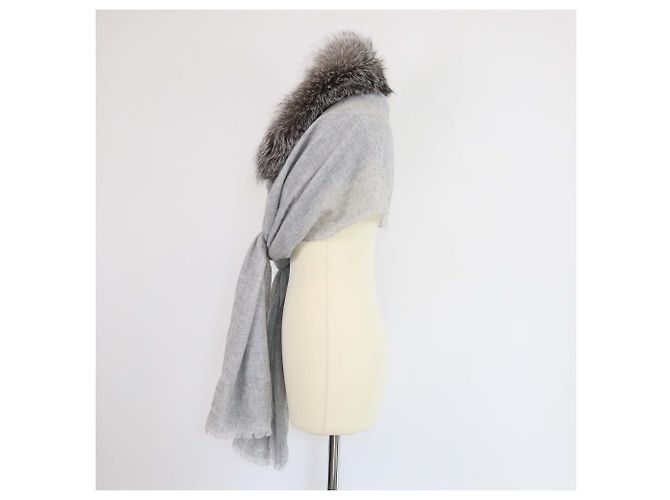 Sciarpa da spalla Brunello Cucinelli in cashmere grigio e pelliccia di volpe - vista 3