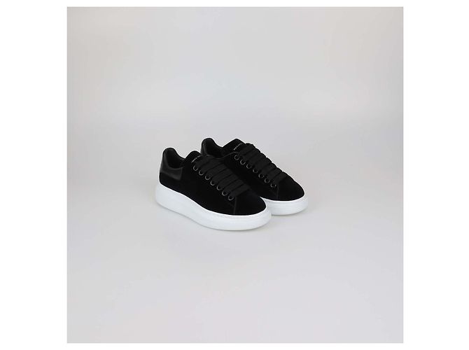Sneakers basse oversize in velluto nero Alexander McQueen - vista 2
