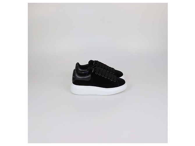 Sneakers basse oversize in velluto nero Alexander McQueen - vista 3